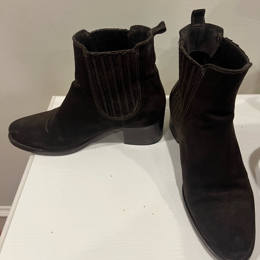La Canadienne brown suede booties. Some wear. Size us 8